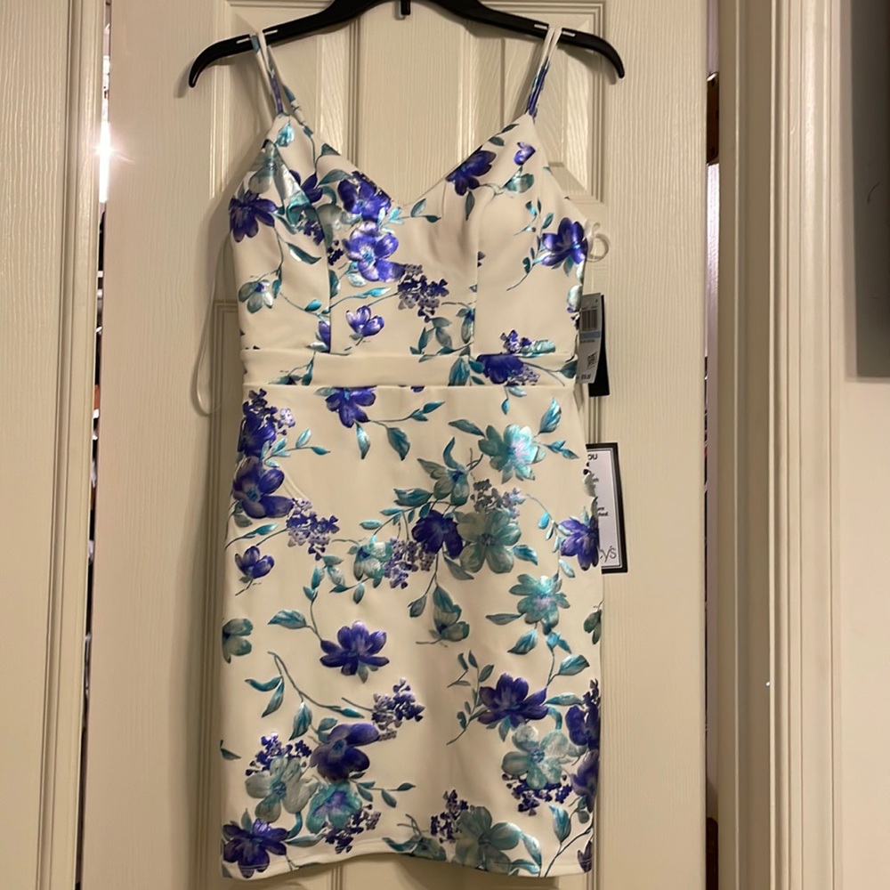 Brand new dress/lacy back.